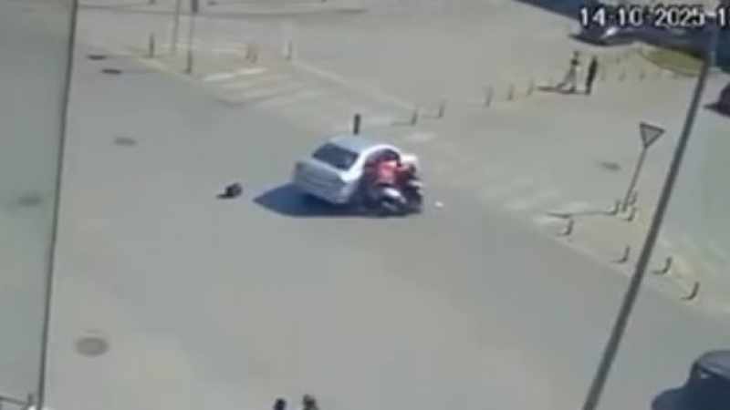 Otomobil motosiklet ile çarpıştığı kaza güvenlik kamerasına yansıdı