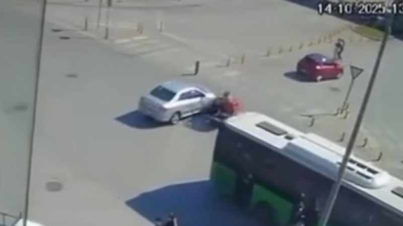 Otomobilin motosikletle çarpıştığı kaza anı güvenlik kamerasında görüntülendi