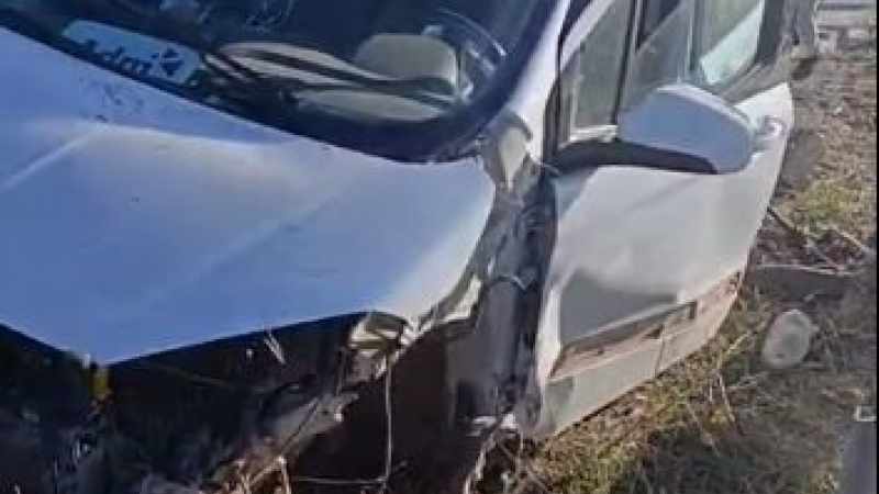 Otomobille çarpışan traktör ikiye bölündü