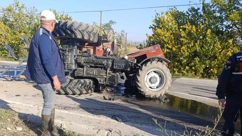 Otomobille Çarpışan Traktör Kaza Sonucu İkiye Ayrıldı