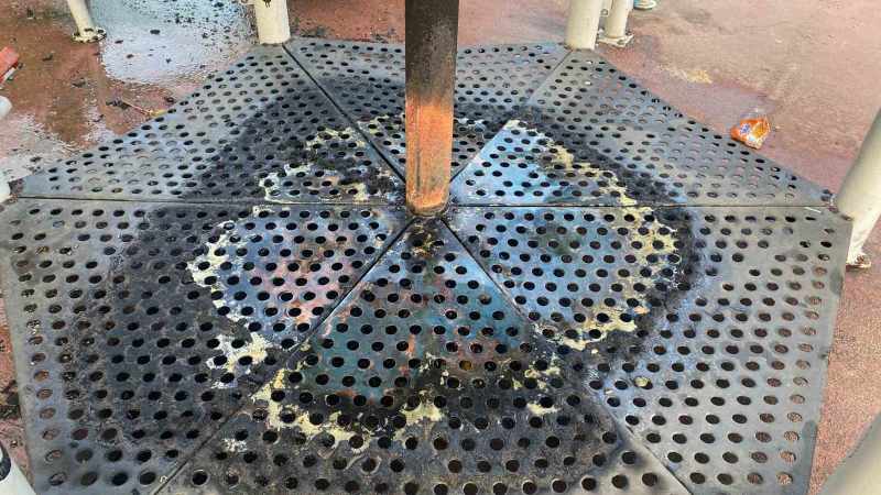 Parkta eğlenen çocuklar oyuncağı yaktılar