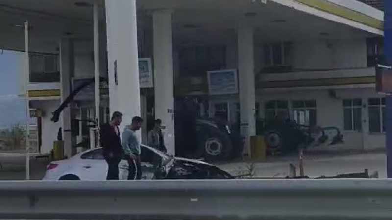 Refüjden yolun karşısına geçmek isteyen traktöre otomobil çarptı 