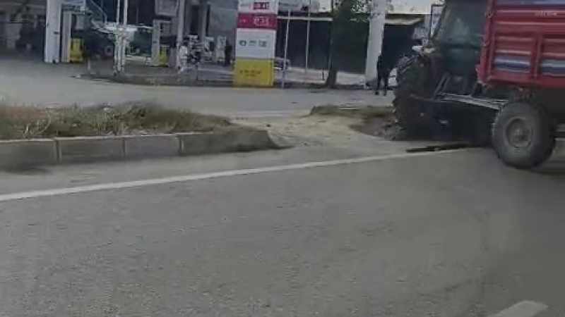 Refüjü geçmek isteyen traktöre otomobil çarptı