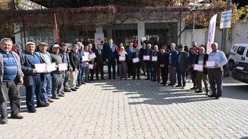 Tavas’ta zeytin seferberliği kapsamında açılan Tarla Okulu ilk mezunlarını verdi 