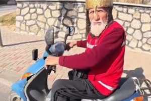 Kask yerine miğfer tercih eden dede, çevresindekileri hayrete düşürdü