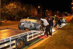 Kontrolden çıkan otomobil, önce kaldırıma ardından orta refüjdeki 