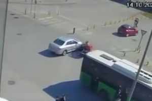 Otomobilin motosikletle çarpıştığı kaza anı güvenlik kamerasında görüntülendi