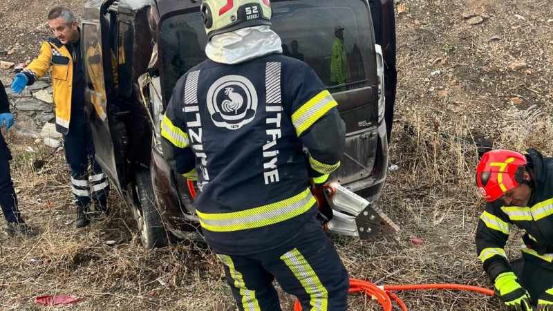 Yoldan çıkan otomobil tarlaya uçtu; 2 yaralı 