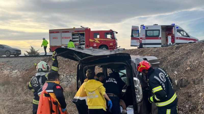 Yoldan Savrulan Araç Tarlaya Düştü; İki Kişi Yaralandı
