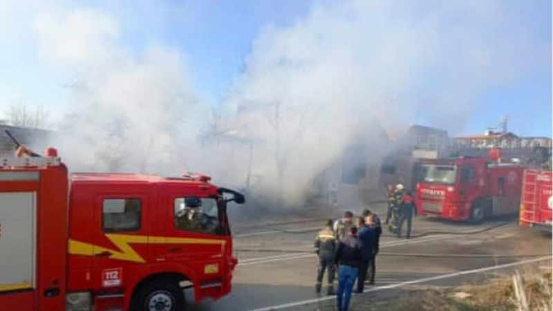 Denizli'deki iş yerinde meydana gelen yangın paniğe yol açtı