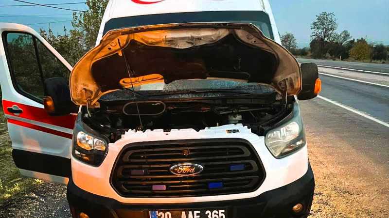 Hareket halindeki ambulansın alev alev yanması korkuttu