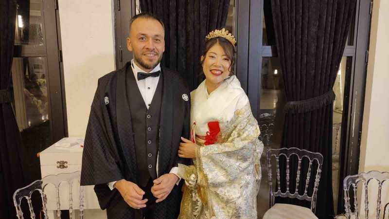 Japon gelin, Türk damadıyla birlikte konuklarını keman ezgileriyle ağırladı