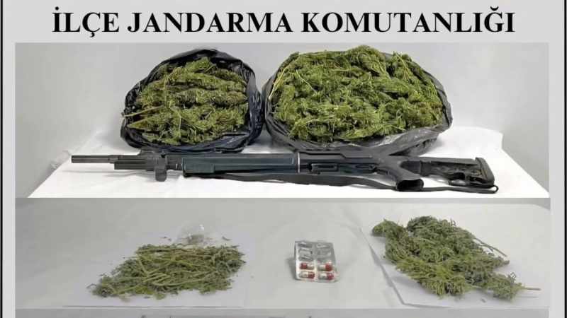Kale'de ruhsatsız tüfek ve uyuşturucuyla yakalanan zanlı gözaltına alındı.