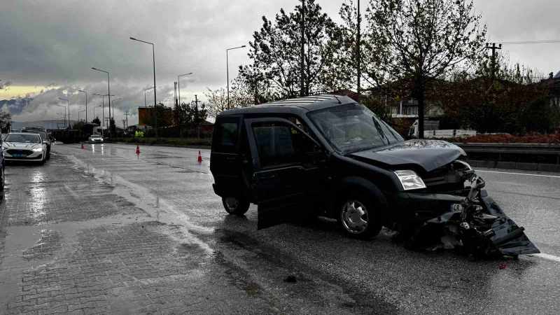 Kamyonun &ccedil;arptığı hafif ticari ara&ccedil; 50 metre savruldu: 1 &ouml;l&uuml;, 2 yaralı 