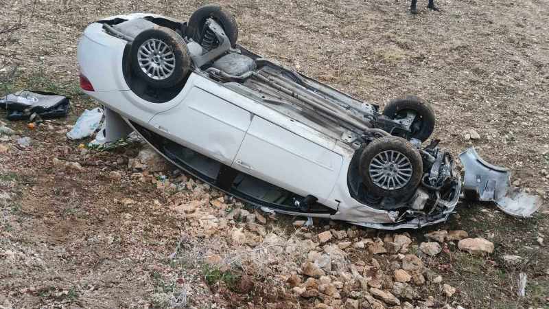 Kontrolden &ccedil;ıkan otomobil tarlaya u&ccedil;tu; 2 yaralı 