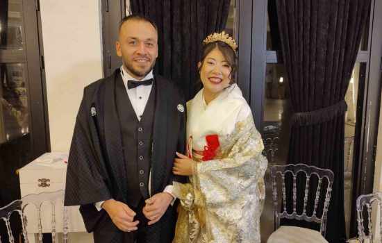 Japon gelin, Türk damadıyla birlikte konuklarını keman ezgileriyle ağırladı