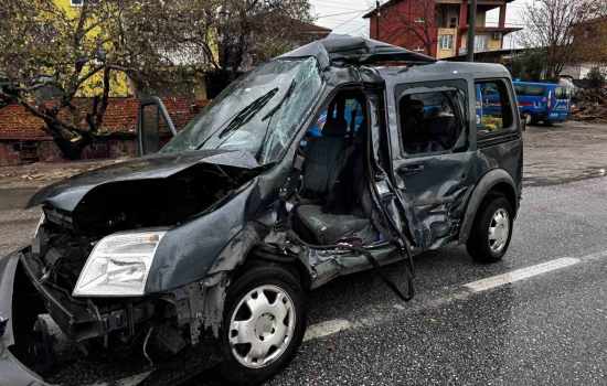 Kamyonun çarptığı ticari araç 50 metre ileri fırladı: 1 ölü, 2 yaralı