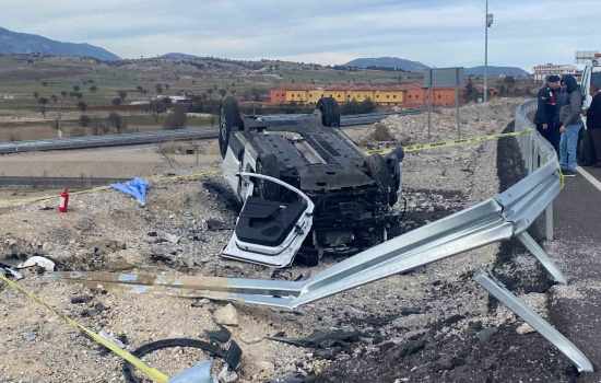 Karşı yola geçerek takla atan araçta 1 kişi yaşamını yitirdi