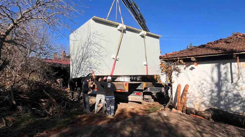 Tavas Belediyesinden yangında evleri k&uuml;l olan aileye konteyner ev desteği 