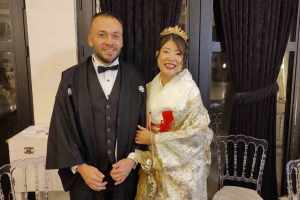 Japon gelin, Türk damadıyla birlikte konuklarını keman ezgileriyle ağırladı