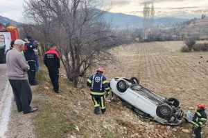 Kontrolden Çıkan Araç Tarlaya Düşerek 2 Kişiyi Yaraladı