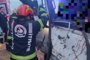 Yolda kontrolden çıkan sürücü, hareket halindeki tıra çarptı