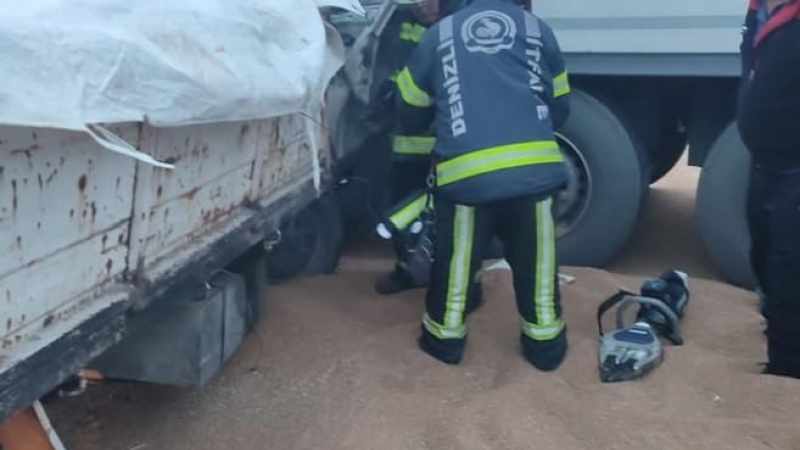 Yoldan &ccedil;ıkan s&uuml;r&uuml;c&uuml; seyir halindeki tıra &ccedil;arptı 