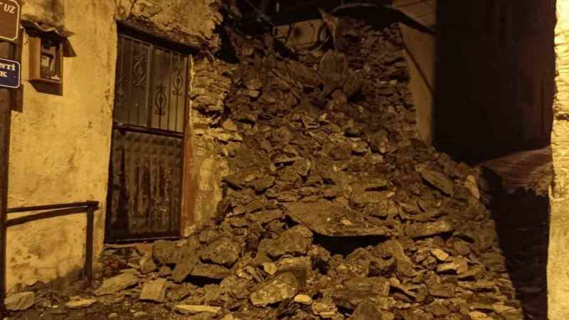 Yıkılan istinat duvarı yolu kapattı 