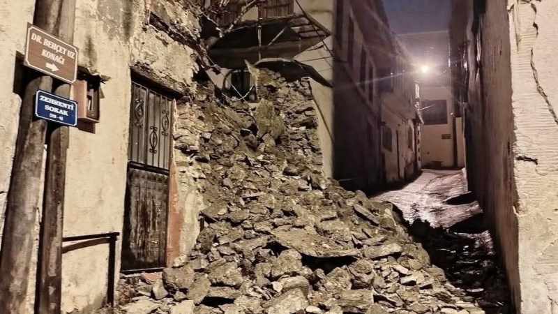 Çöken istinat duvarı ulaşımı aksattı