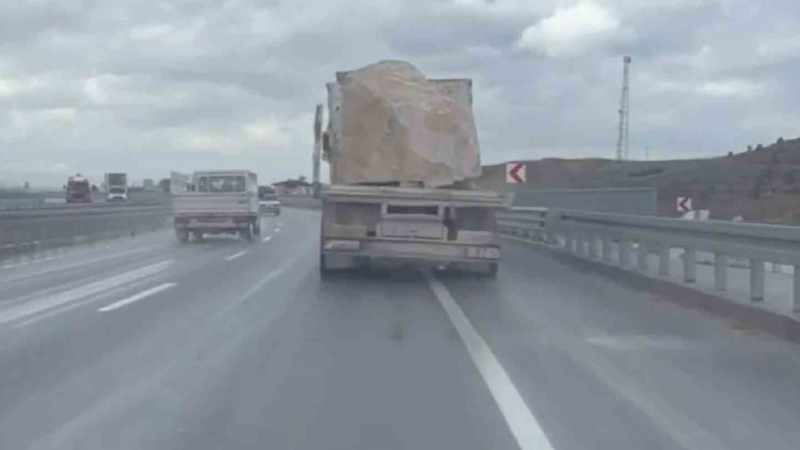 Güvenlik önlemleri eksik olan traverten taşıyan kamyona 25 bin lira para cezası uygulandı