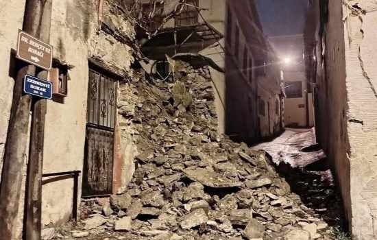 Çöken istinat duvarı ulaşımı aksattı