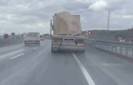 Güvenlik önlemleri eksik olan traverten taşıyan kamyona 25 bin lira para cezası uygulandı