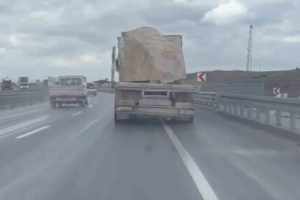 Güvenlik önlemleri eksik olan traverten taşıyan kamyona 25 bin lira para cezası uygulandı