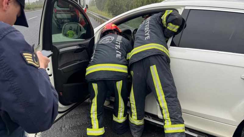 Bariyerlere saplanan lüks aracın sürücüsü hayatını kaybetti
