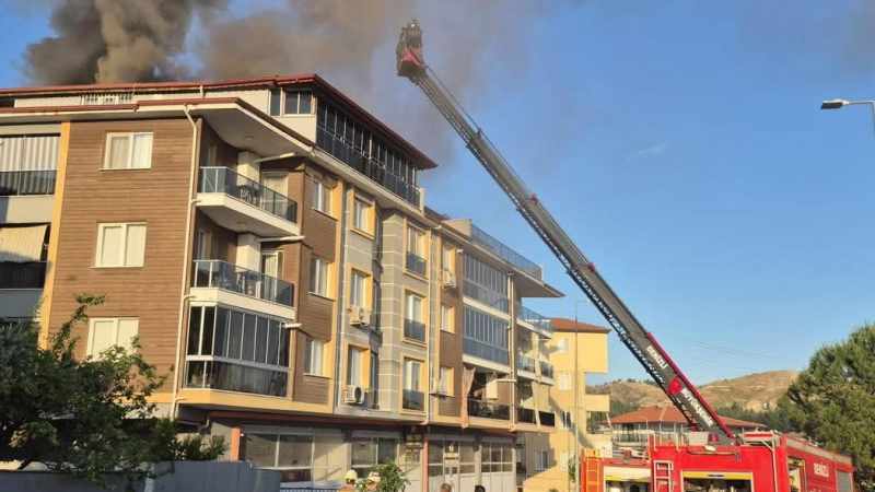 Denizli&rsquo;de 4 katlı apartmanın &ccedil;atısında &ccedil;ıkan yangında ev kullanılamaz hale geldi 