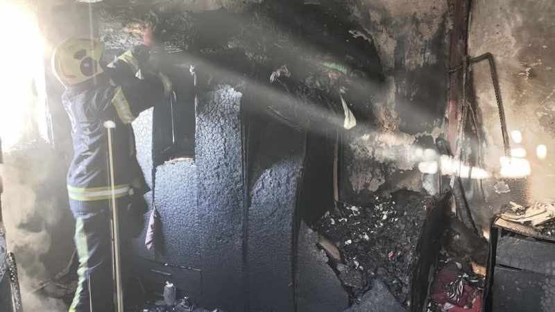 Denizli'de 4 katlı bir apartmanın çatısında meydana gelen yangın, evi kullanılamaz duruma getirdi.