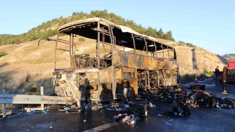 Denizli'de Facia: Otobüsün Ardında Sadece Bir Demir Yığını Kaldı, 8 Kişi Hayatını Kaybetti