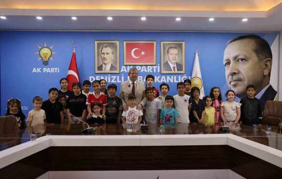 Çocuklar, AK Parti Denizli İl Başkanlığı'nda Bayram Neşesini Paylaştı
