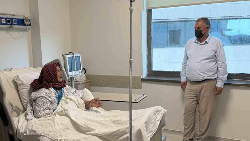 Başkan Pütün, Yaşayan İnsan Hazinesi Halime Özke'yi Hastanede Ziyaret Etti