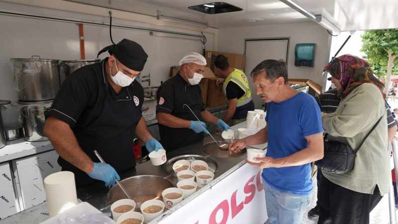Denizli Büyükşehir'den 3 Farklı Noktada 10 Bin Kişiye Aşure İkramı