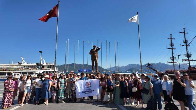 Denizli Büyükşehir'in düzenlediği kurslarla yüzme becerisini kazanan kadınlar, denizle buluşmanın mutluluğunu yaşadı.
