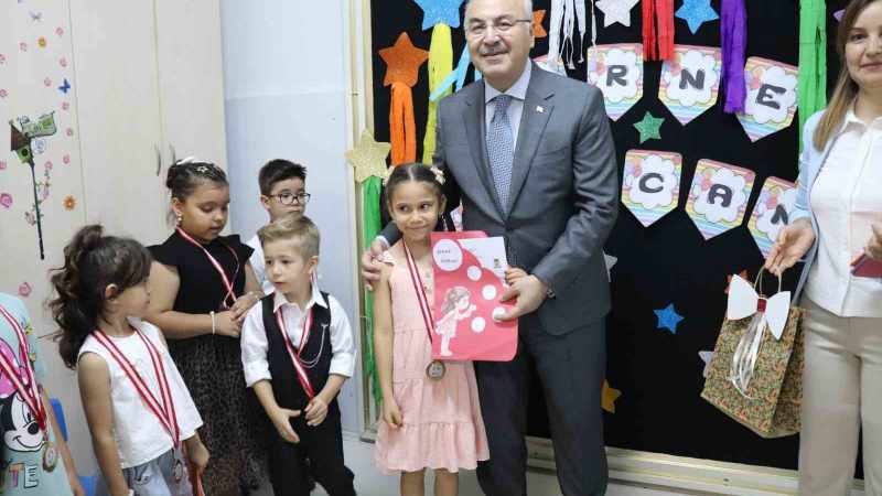 Denizli'de 180 Bin Öğrenci Karne Alma Coşkusunu Yaşadı