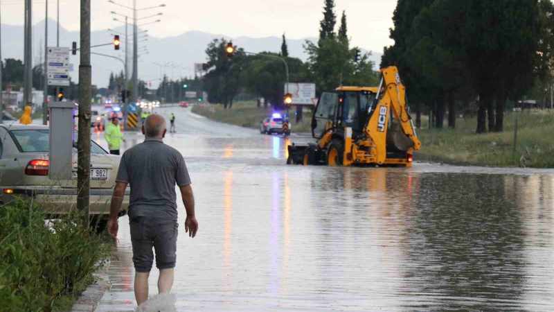 Denizli'de Yağışlar Nedeniyle Karayolu Trafiğe Kapatıldı