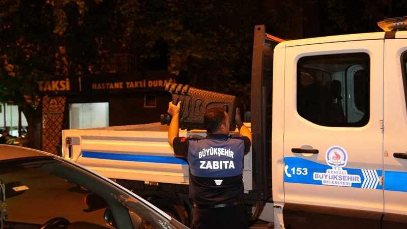 Denizli'de Zabıta Ekipleri Seyyar Satıcılara Yönelik Operasyon Gerçekleştirdi