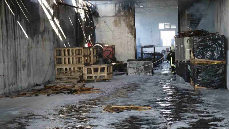 Kau&ccedil;uk fabrikasındaki yangın 3 saatlik &ccedil;alışmayla kontrol altına alındı 