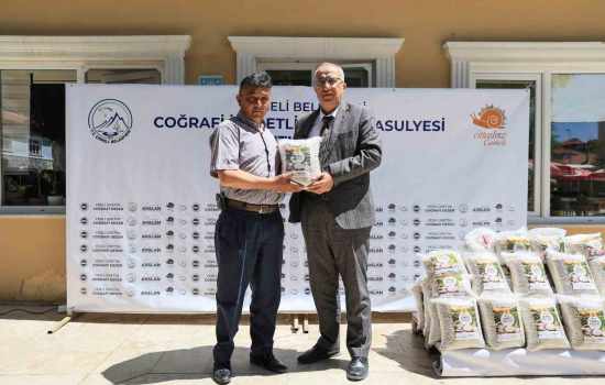 Başkan Arslan, Çameli fasulyesini çiftçilerle buluşturup üretime destek sağladı