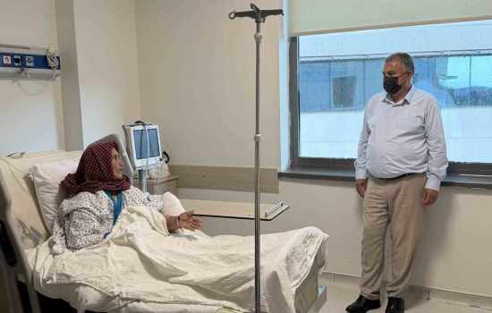 Başkan Pütün, Yaşayan İnsan Hazinesi Halime Özke'yi Hastanede Ziyaret Etti