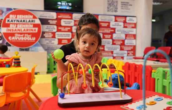 Belediye Girişinde Çocuklara Oyunlu Karşılama İmkanları Sunuluyor