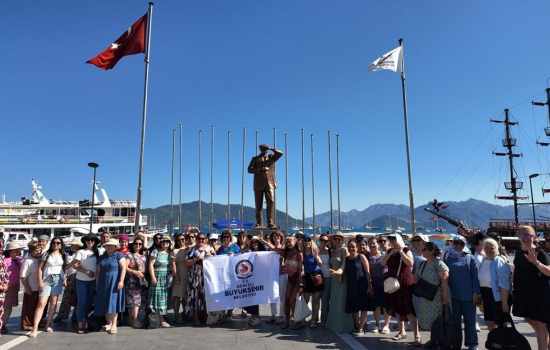Denizli Büyükşehir'in düzenlediği kurslarla yüzme becerisini kazanan kadınlar, denizle buluşmanın mutluluğunu yaşadı.
