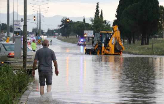 Denizli'de Yağışlar Nedeniyle Karayolu Trafiğe Kapatıldı